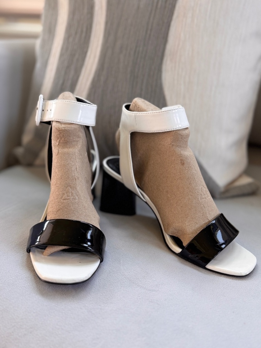 Guess 6.5 WHT & BLK Sandals